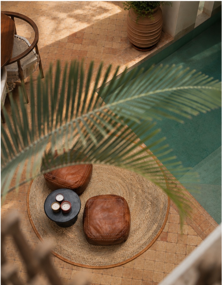Patio et bassin du Riad Melqa à Marrakech vus de dessus, avec palmier