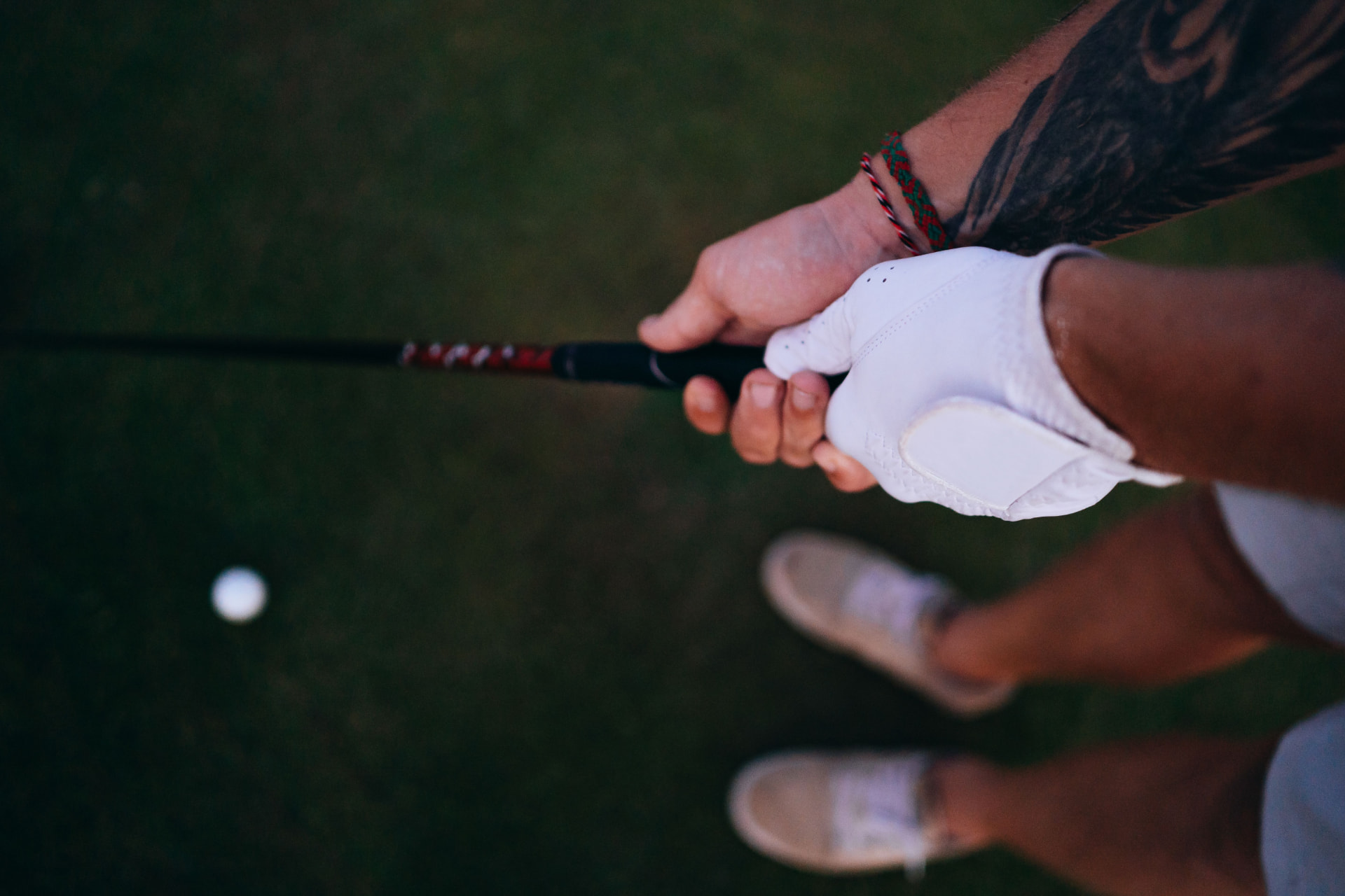 Golfeur tenant son club, gant blanc, sur un parcours de golf à Marrakech