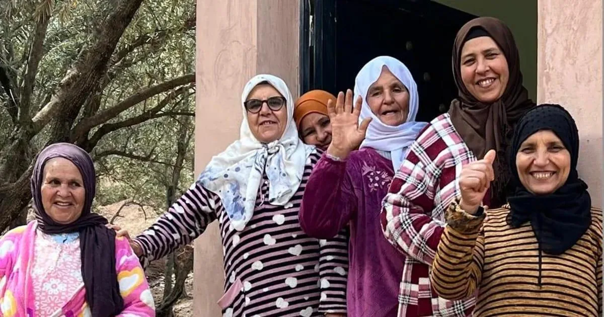 Grupo de mujeres marroquíes recibiendo a los visitantes ante una cooperativa