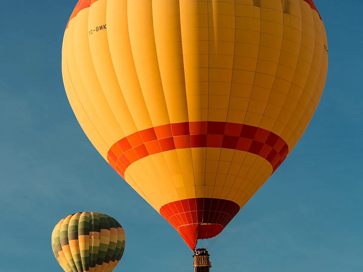 Montgolfière au lever du soleil