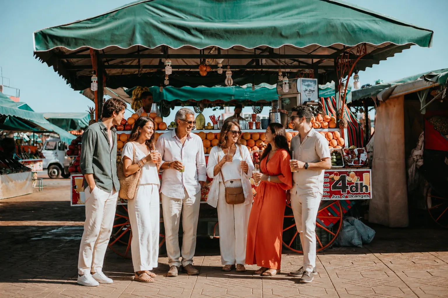 Familia y allegados compartiendo un zumo de naranja en la plaza Jemaa el-Fna